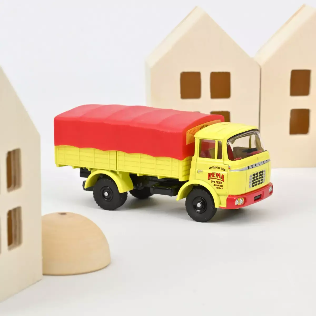 berliet-gak-avec-bache-moutarde-de-dijon-1-43.webp