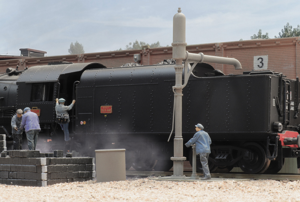 Pompe à eau Alsace–Lorraine haute + figurine kit 1:87 ARTITEC 10426