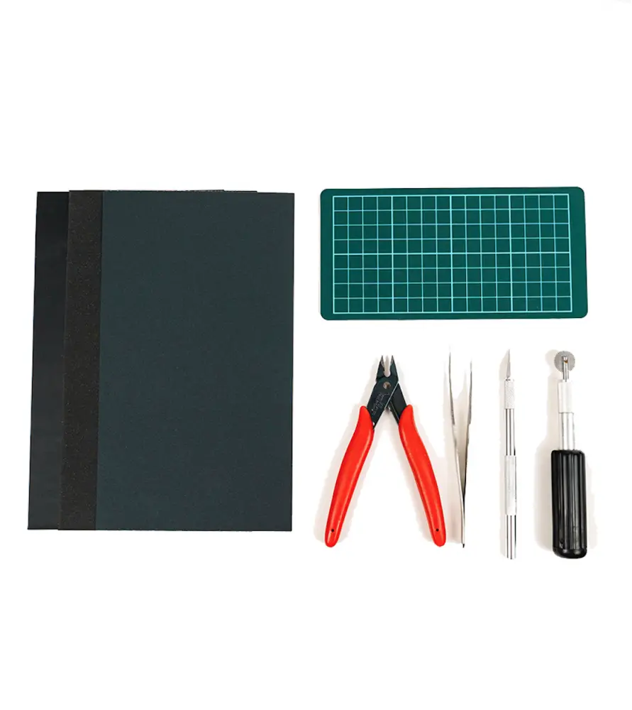 ensemble-d-outils-pour-modelisme-en-plastique-et-bois (3).webp