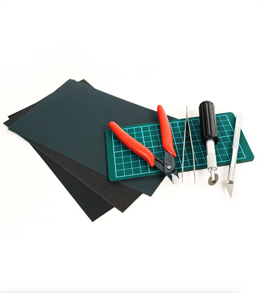 ensemble-d-outils-pour-modelisme-en-plastique-et-bois (2).webp
