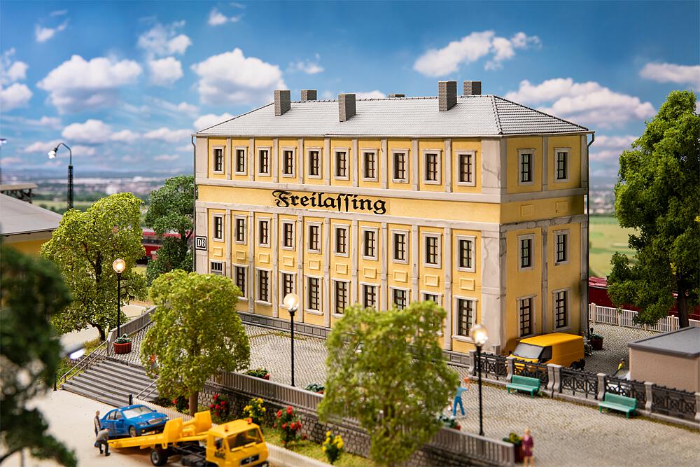 Faller 120083   H0  Administration du dépôt ferroviaire Freilassing 335 x 122 x 183 mm
