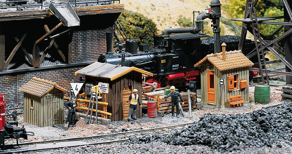 Faller 120140   H0  3 Baraquements de cantonnier
 70 x 52 x 47 mm, 47 x 39 x 47 mm, 30 x 28 x 30 mm