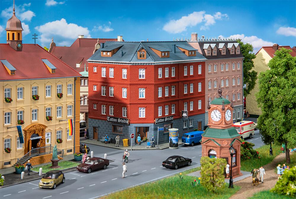 Faller 130138   H0  Maison d'angle de ville avec studio de tatouage 210 x 155 x 185 mm