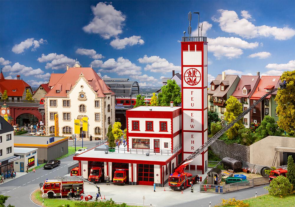 Faller 130159   H0  Poste de pompiers moderne 215 x 225 x 160 mm, 55 x 55 x 390 mm, 114 x 114 x 131 mm