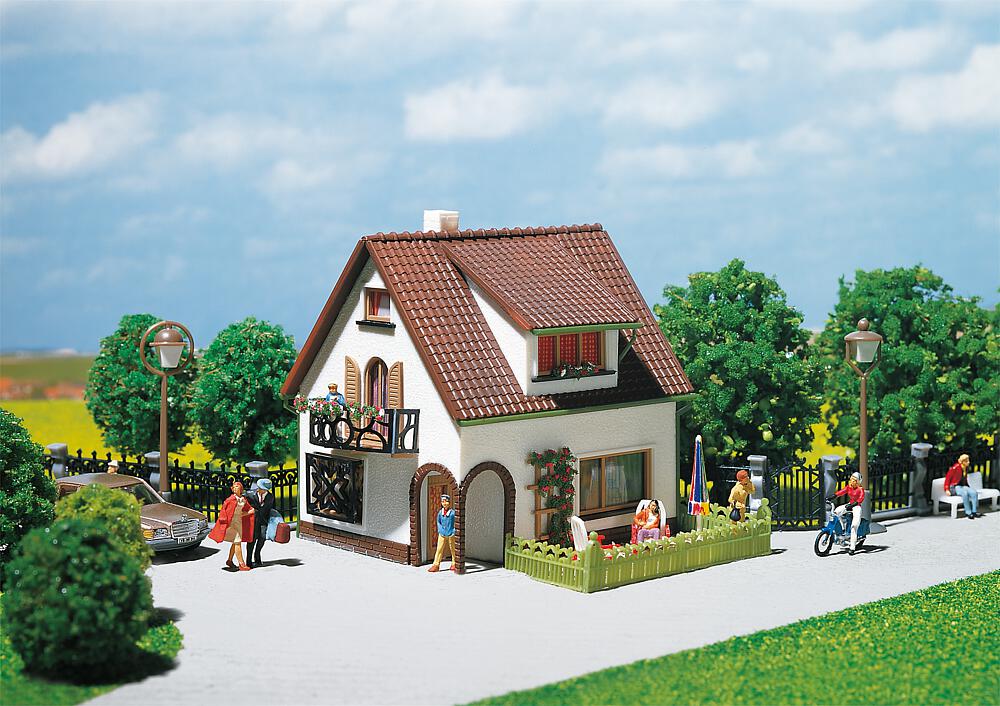 Faller 130200   H0  Maison avec pièce mansardée
 90 x 80 x 78 mm