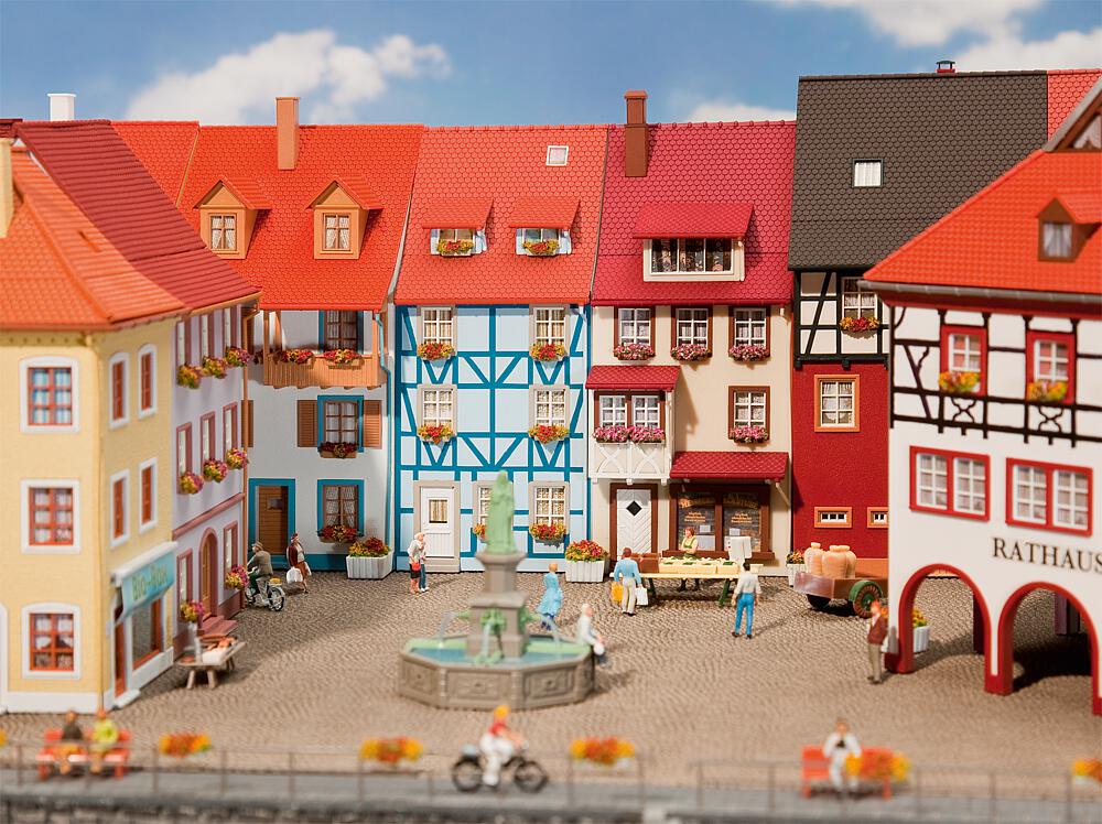 Faller 130495   H0  2 Maisons de petite ville avec saillie 62 x 103 x 142 mm, 62 x 110 x 152 mm