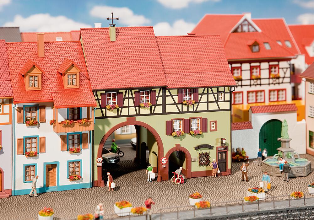 Faller 130499   H0  Maison de ville Niederes Tor 150 x 90 x 175 mm