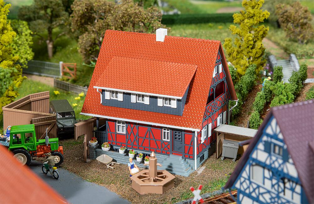 Faller 130587   H0  Maison à colombages avec fontaine 123 x 123 x 108 mm