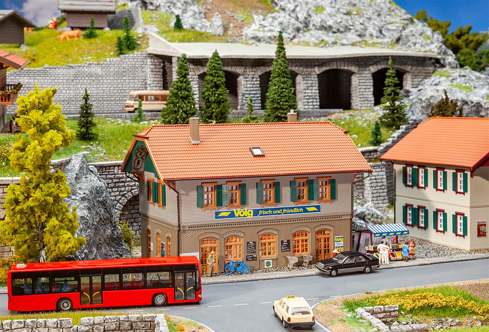 Faller 130595   H0  Maison d’habitation avec boutique villageoise 200 x 120 x 136 mm