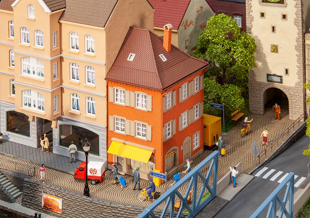 Faller 130617   H0  Maison d’angle avec bureau de poste 91 x 68 x 134 mm