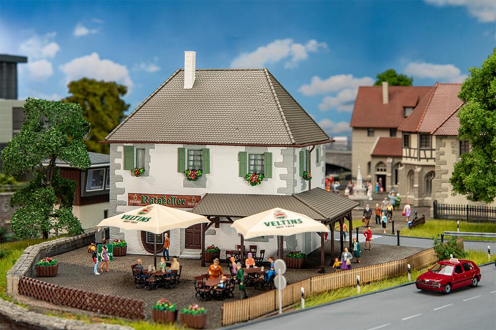 Faller 130619   H0  Auberge de campagne Veltins 175 x 130 x 152 mm, 200 x 11 x 2 mm