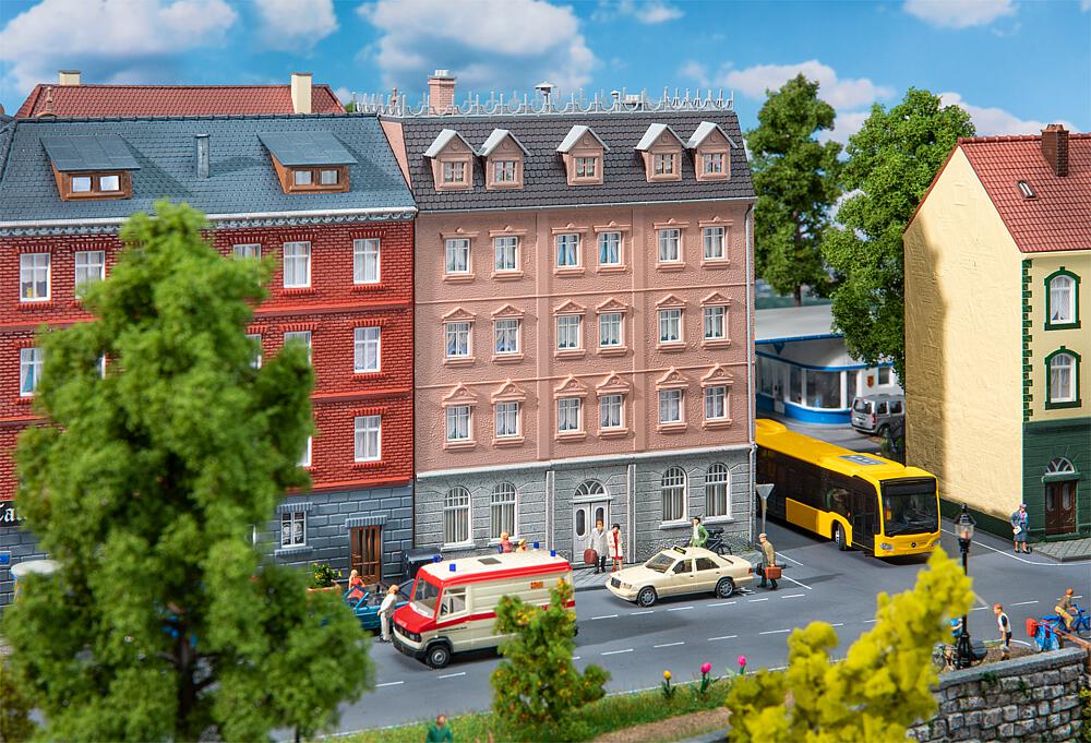 Faller 130627   H0  Maison de ville avec chancellerie 145 x 145 x 201 mm