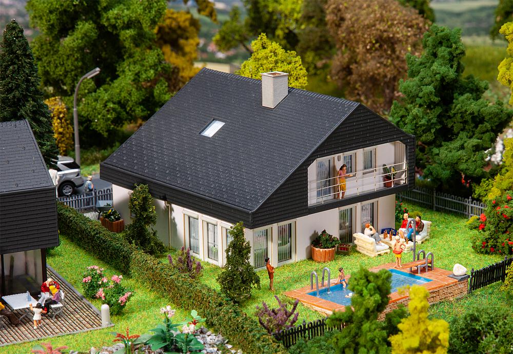 Faller 130642   H0  Maison d’habitation avec toit en panneaux 124 x 107 x 83 mm