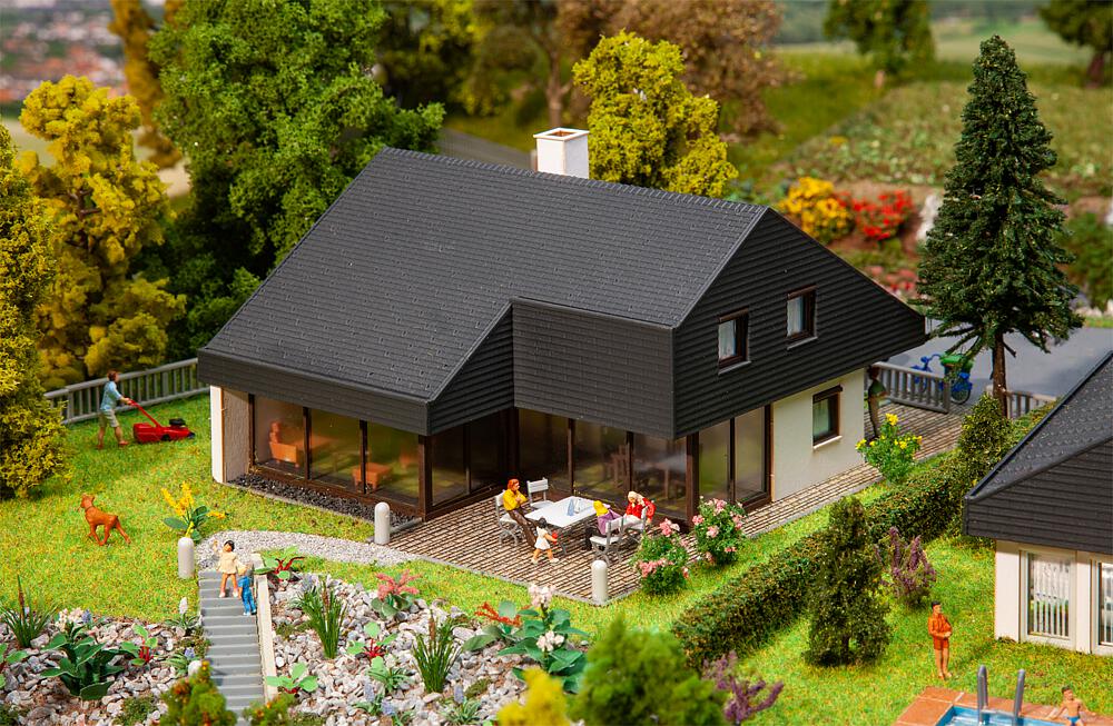 Faller 130643   H0  Maison d’architecte avec toit en panneaux 125 x 107 x 84 mm
