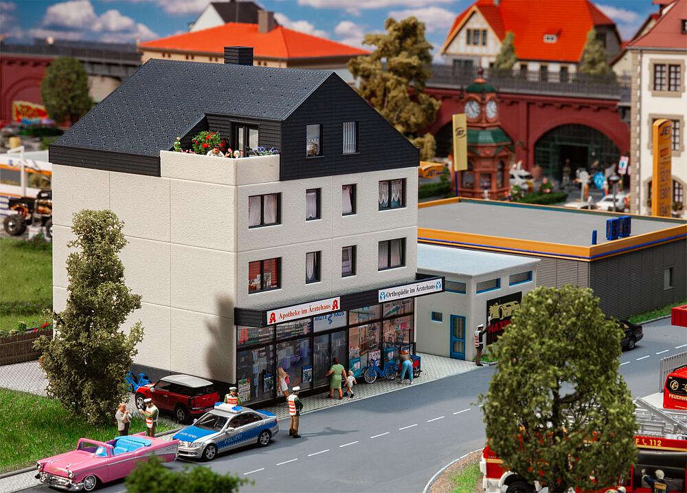 Faller 130654   H0  Centre médical 135 x 140 x 164 mm