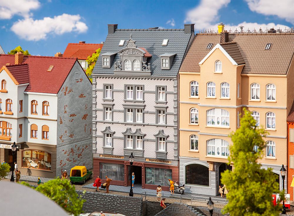 Faller 130705   H0  Maison urbaine avec atelier de réparation 125 x 183 x 208 mm