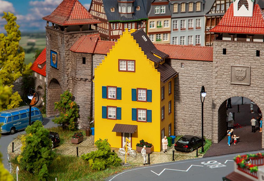 Faller 130709   H0  Immeuble de coin de rues Petite ville 90 x 64 x 152 mm