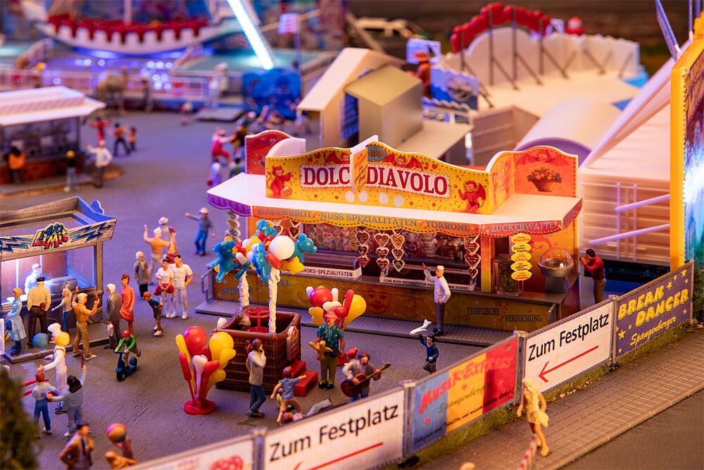 Faller 140474   H0  Stand de friandises et sculpteur de ballons 112 x 47 x 60 mm, 33 x 35 x 46 mm