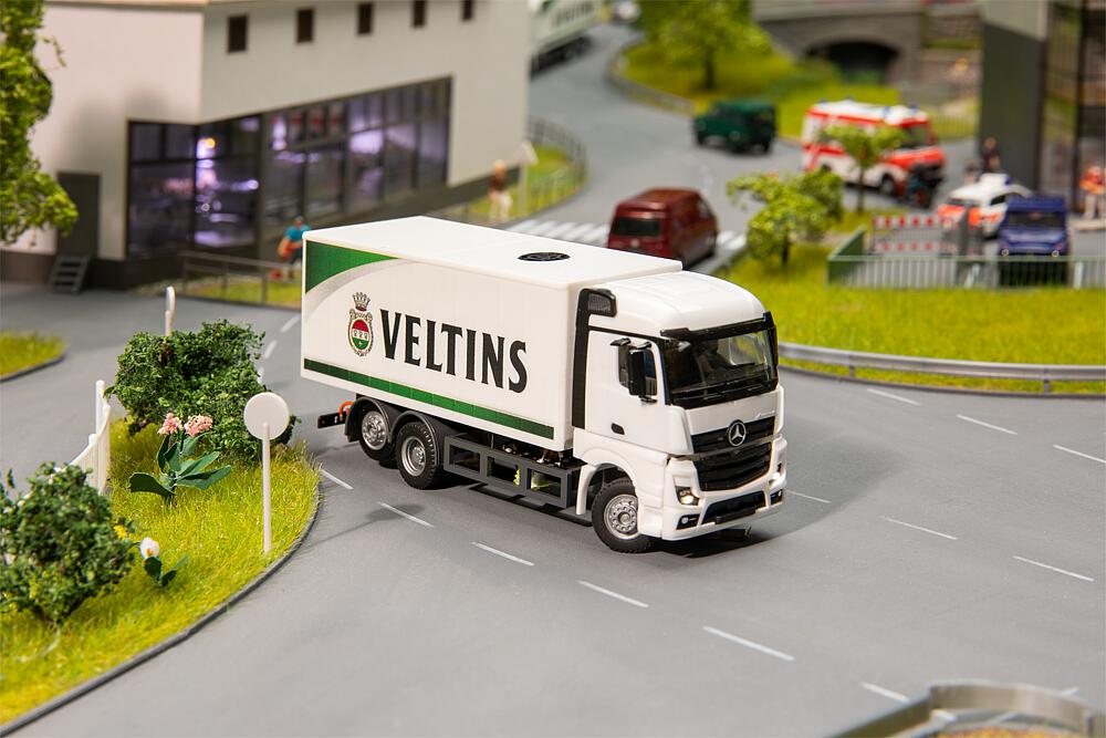 Faller 161320   H0  Car System Digital Camion MB Actros Streamspace fourgon Veltins boissons (HERPA) 