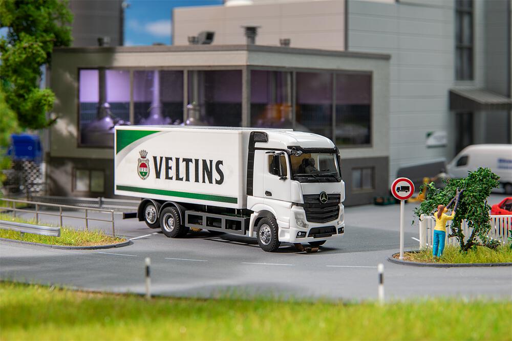 Faller 161439   H0  Camion MB Actros Streamspace fourgon Veltins boissons (HERPA) 