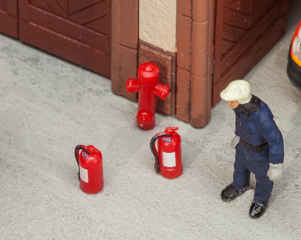 Faller 180950   H0  6 Extincteurs et 2 bouches d’incendie 