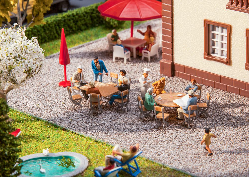 Faller 180957   H0  2 Tables et 12 chaises 