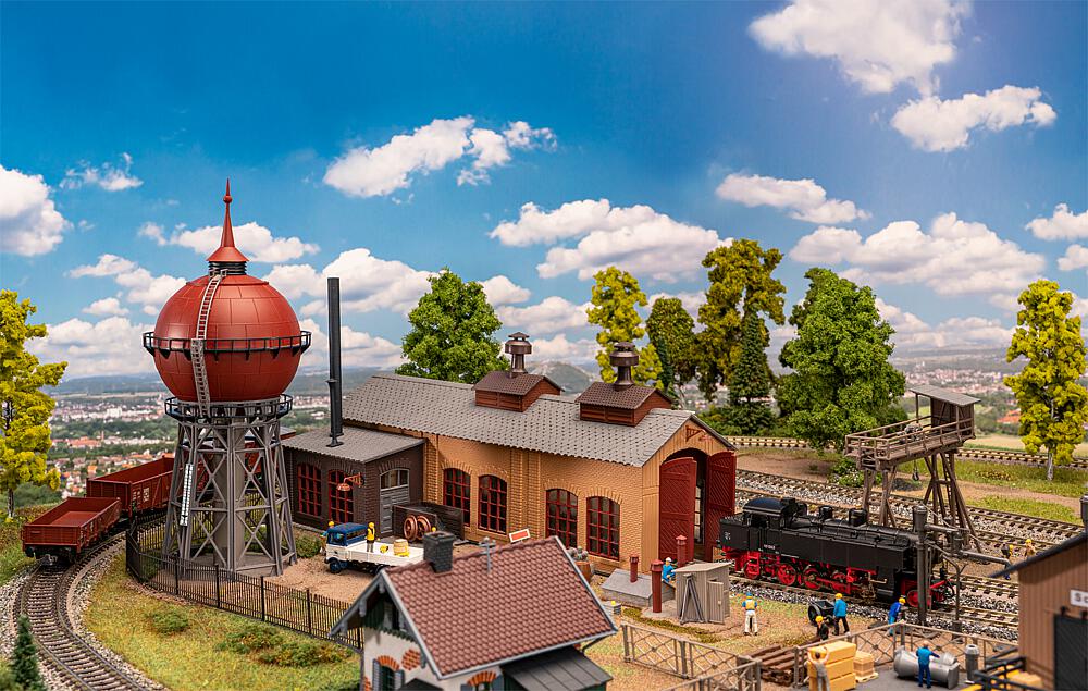 Faller 190140   H0  Coffret promotionnel Petit dépôt ferroviaire  305 x 158 x 170 mm, Ø 99 x 236 mm, 89 x 47 x 41 mm, 130 x 56 x 106 mm, 78 x 15 x 70 mm (2 x)