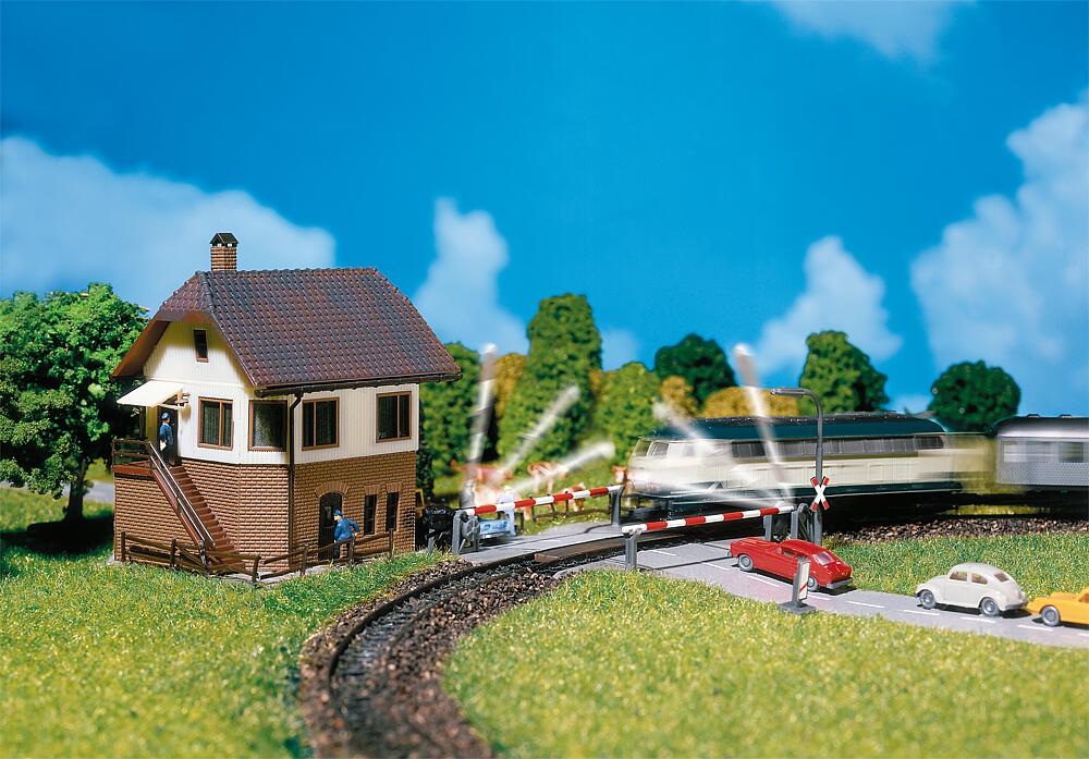 Faller 222170   N  Passage à niveau avec poste d’aiguillage 150,5 x 117 x 72 mm