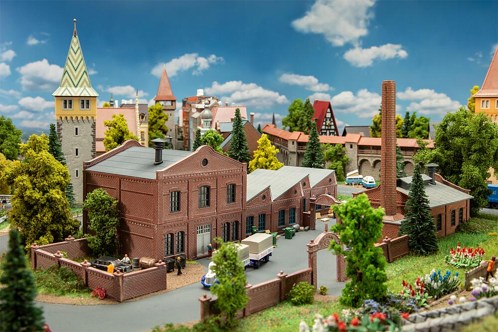 Faller 222226   N  Usine 93 x 92 x 91 mm, 93 x 69 x 47 mm (2 x), 127 x 78 x 136 mm, 230 x 5 x 41 mm (2 x)