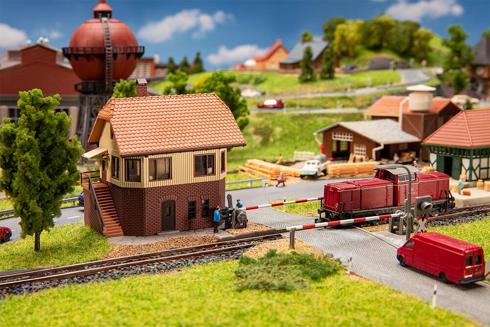 Faller 231718   N  Passage à niveau avec poste d’aiguillage 150 x 118 x 78 mm