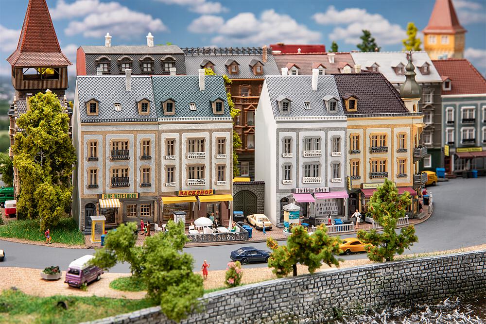 Faller 231723   N  Ligne de maisons de ville Schubertstraße 58 x 58 x 118 mm (3 x), 75 x 75 x 135 mm