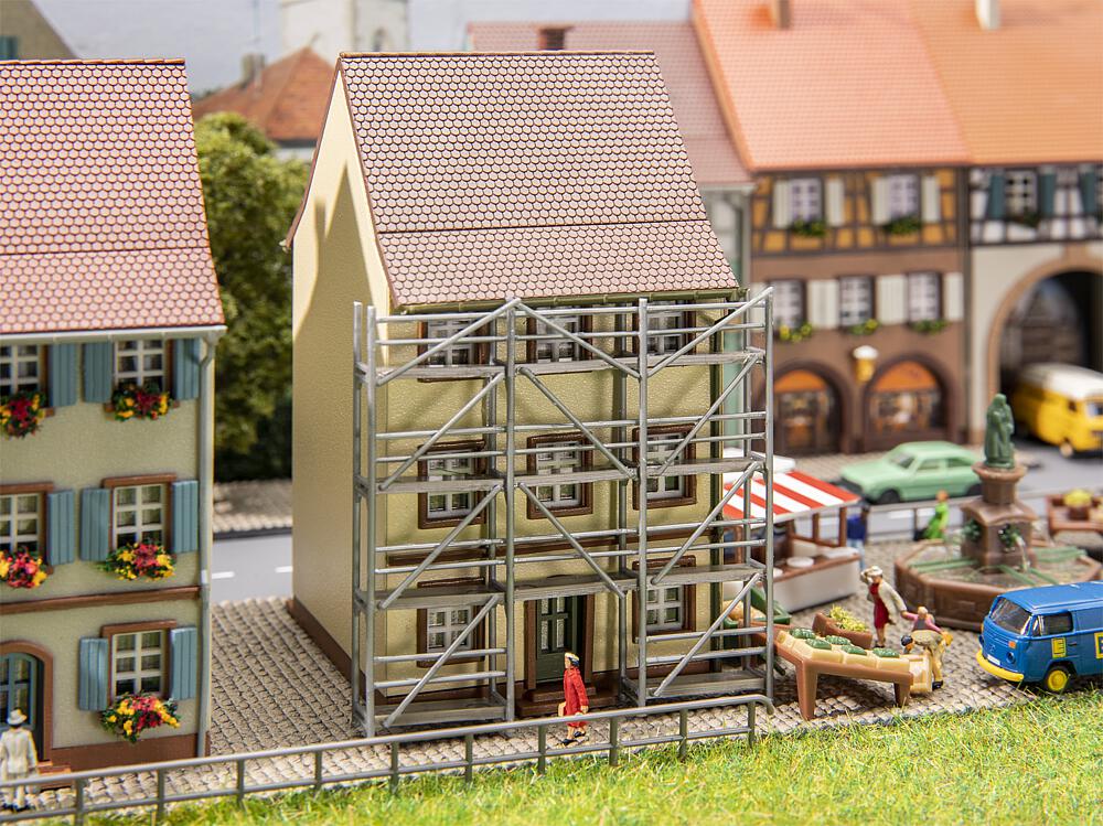 Faller 232175   N  Maison de vieille ville avec échafaudage 52 x 63 x 83 mm