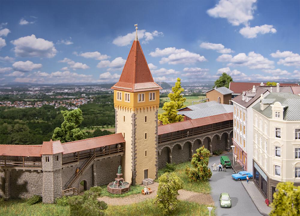 Faller 232200   N  Kit d’enceinte de vieille ville Tour de la ville 55 x 48 x 220 mm, 85 x 20 x 69 mm (3 x), 24 x 13 x 59 mm (3 x), 22 x 21 x 69 mm, 33 x 25 x 69 mm, 26 x 26 x 30 mm