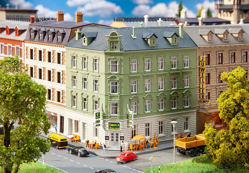 Faller 232313   N  Maison d’angle urbaine avec bistrot 132 x 105 x 127 mm