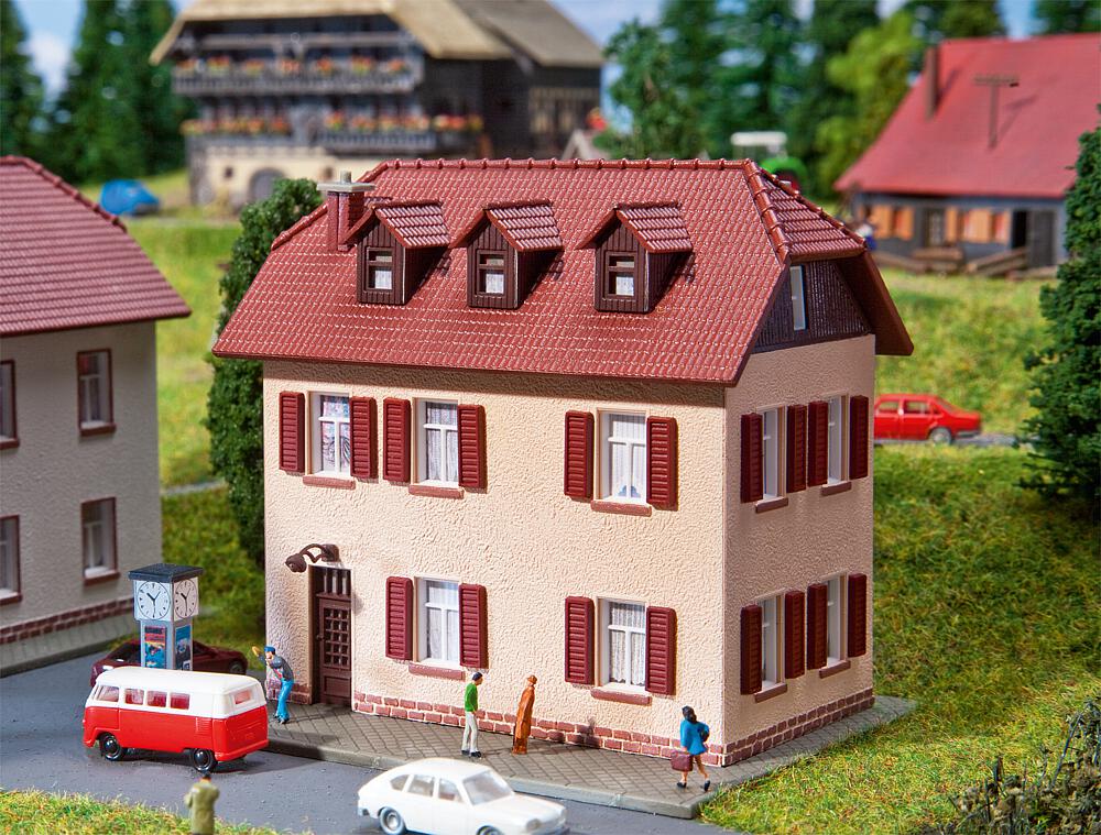 Faller 232328   N  Maison d'habitation à deux étages avec volets 96,5 x 75 x 82 mm