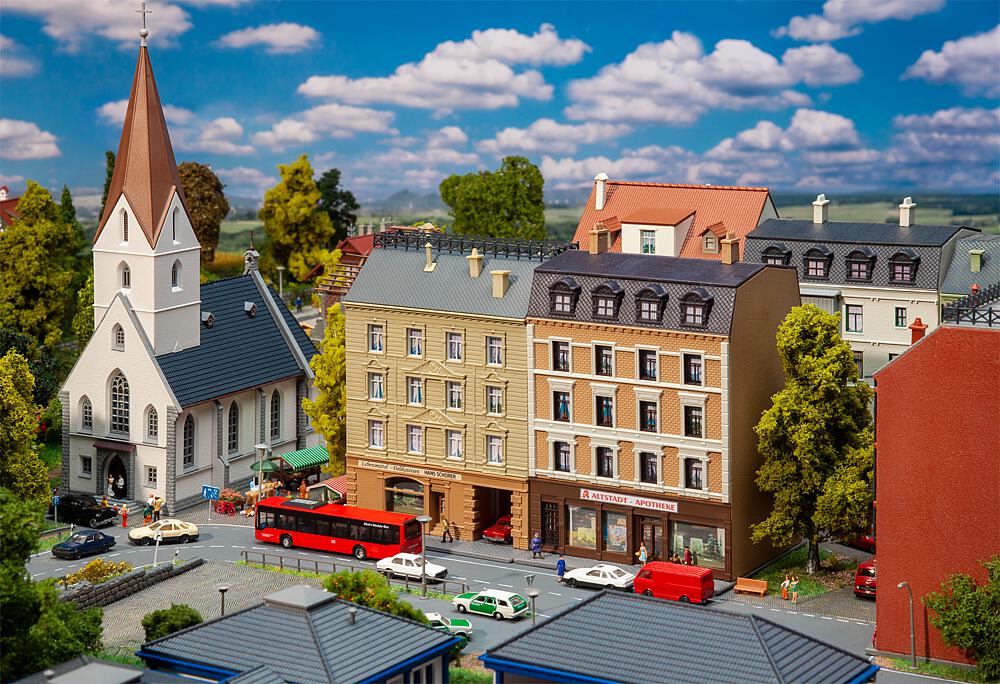 Faller 232384   N  Immeubles urbains avec épicerie fine et pharmacie 92 x 98 x 130 mm, 92 x 88 x 138 mm