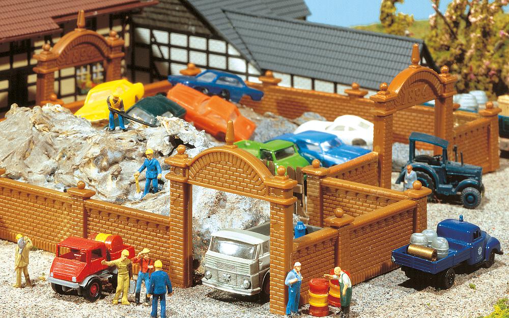 Faller 272405   N  Mur de fabrique, 684 mm 