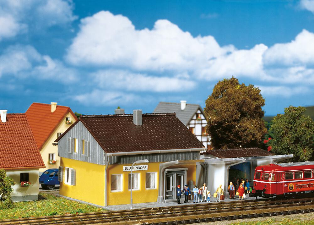 Faller 282706   Z  Station d’arrêt Blumendorf 104 x 70 x 43 mm  R: 195 – 220 mm