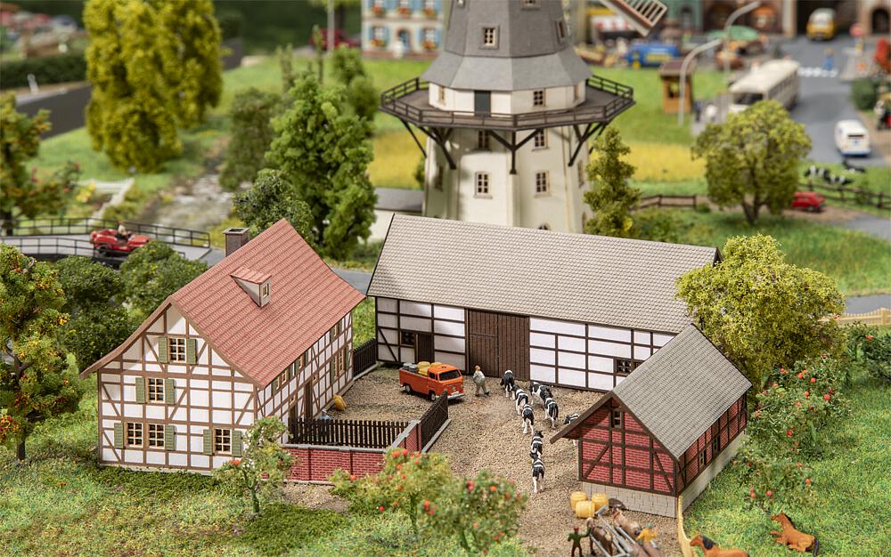 Faller 282800   Z  Ferme à trois bâtiments 80,5 x 46 x 47 mm, 95 x 36 x 39,5 mm, 54 x 31 x 29,5 mm, 153 x 9 mm