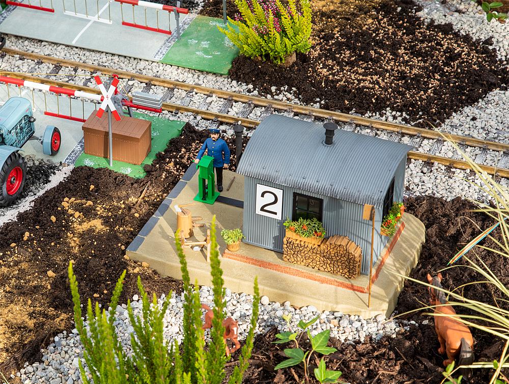 POLA 330878   G  Guérite de chemin de fer avec figurine mobile 300 x 200 x 173 mm