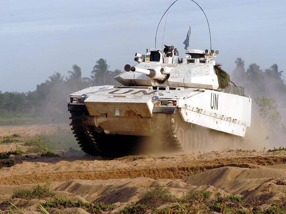 HOBBY BOSS 82475  1/35 CV90-40C IFV /W Add. Allround Armour 