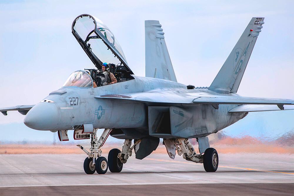 HOBBY BOSS 85813  1/48 FA 18F Hornet 