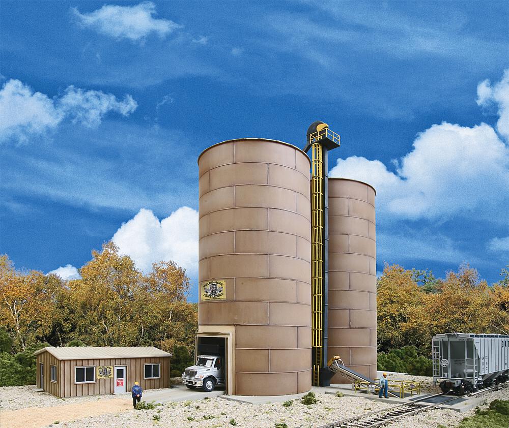 [WALTHERS 933-4036  ] WALTHERS 933-4036   H0  Station de transbordement route-rail 36,8 x 24,4 x 27,9 cm