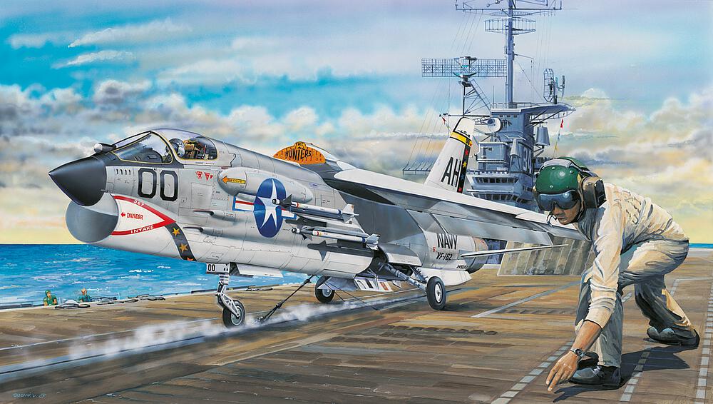 TRUMPETER 2272  1/32 F8E Crusader 