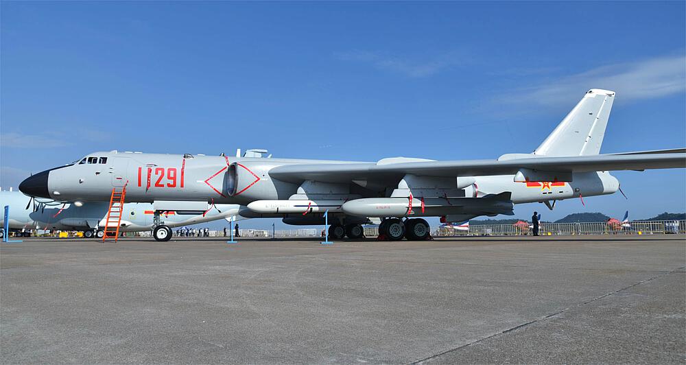 TRUMPETER 3930  1/144 Yian H-6K 