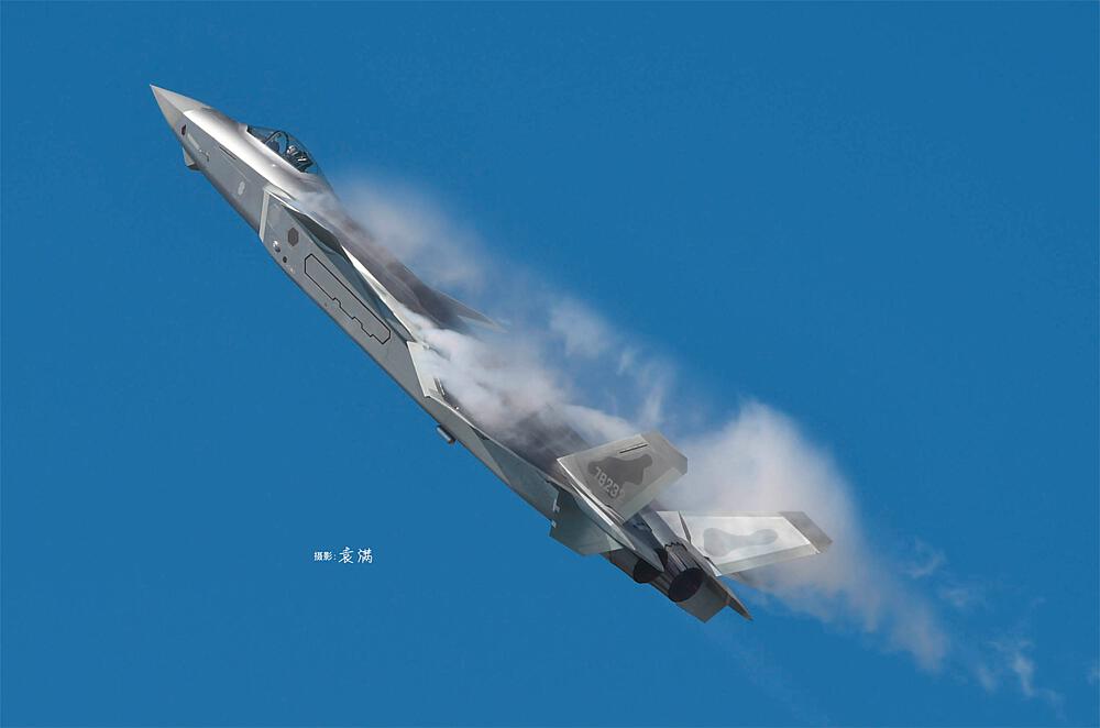 TRUMPETER 5811  1/48 J-20 Mighty Dragon 