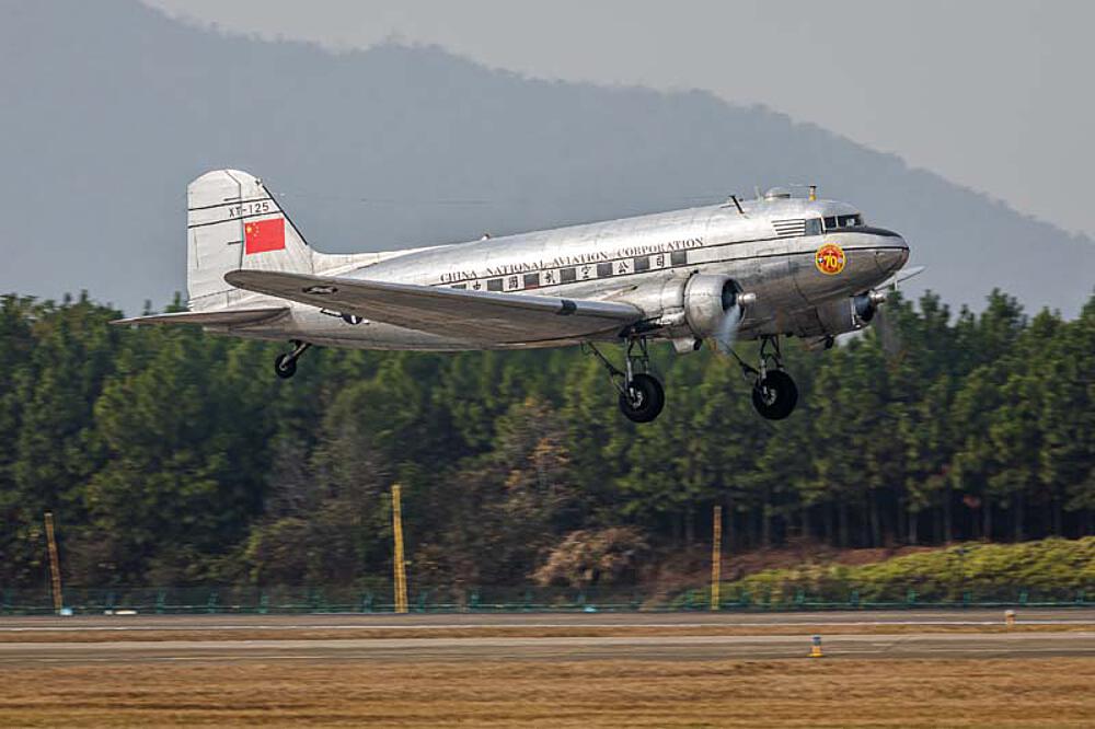 TRUMPETER 5813  1/48 DC-3 