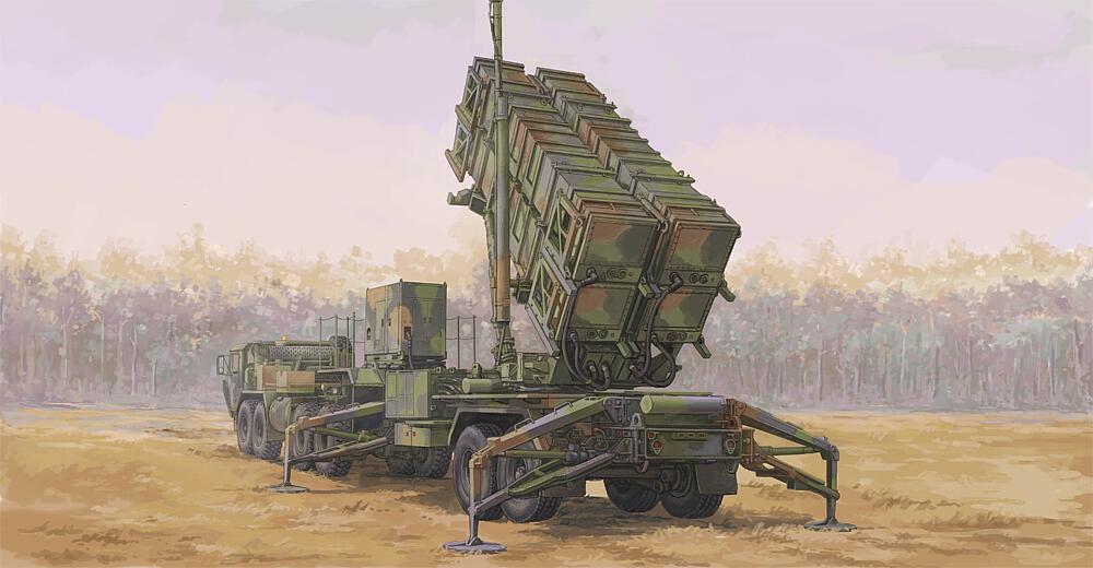 TRUMPETER 7158  1/72 M983 HEMTT avec lance-roquettes 901 et MIM-104Patriot 