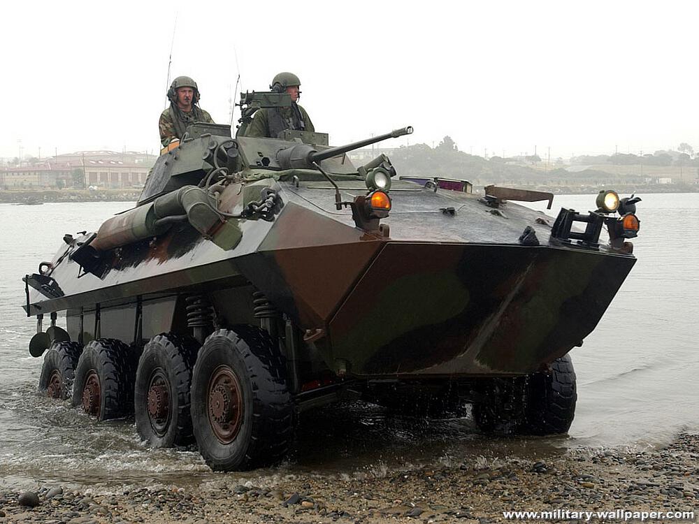 TRUMPETER 7268  1/72 USMC LAV-25 (8 x 8) Véhicule blindé léger 