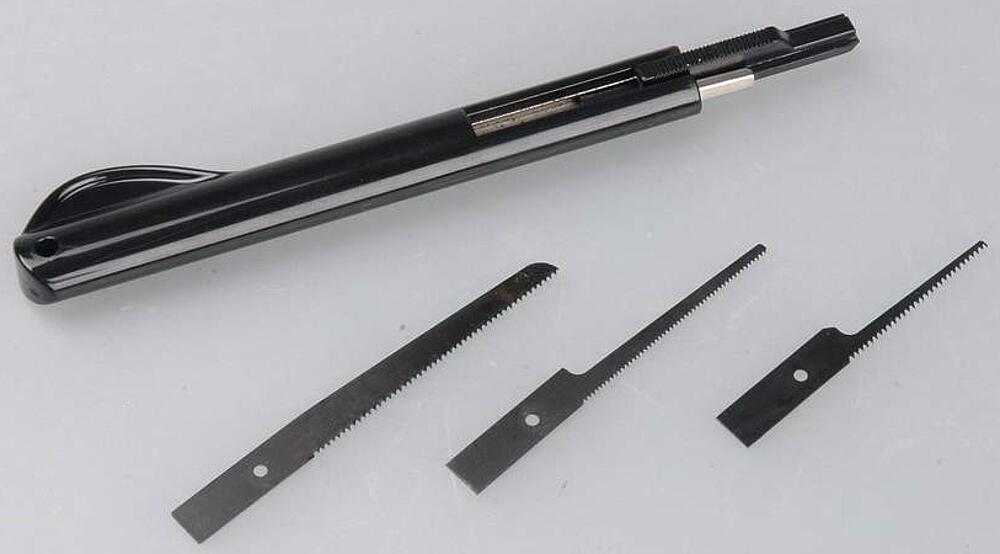 TRUMPETER 9909  Outil : mini couteau-scie 